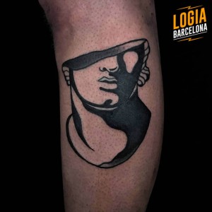 tatuaje_estatua_griega_cara_pierna_parne_logia_barcelona 